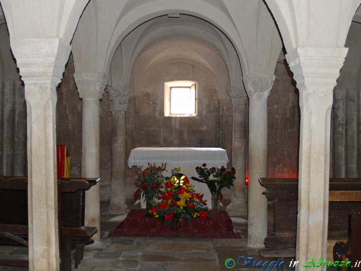 13-P5114833+.jpg - 13-P5114833+.jpg - La cripta della chiesa di S. Eusanio (XII sec.).